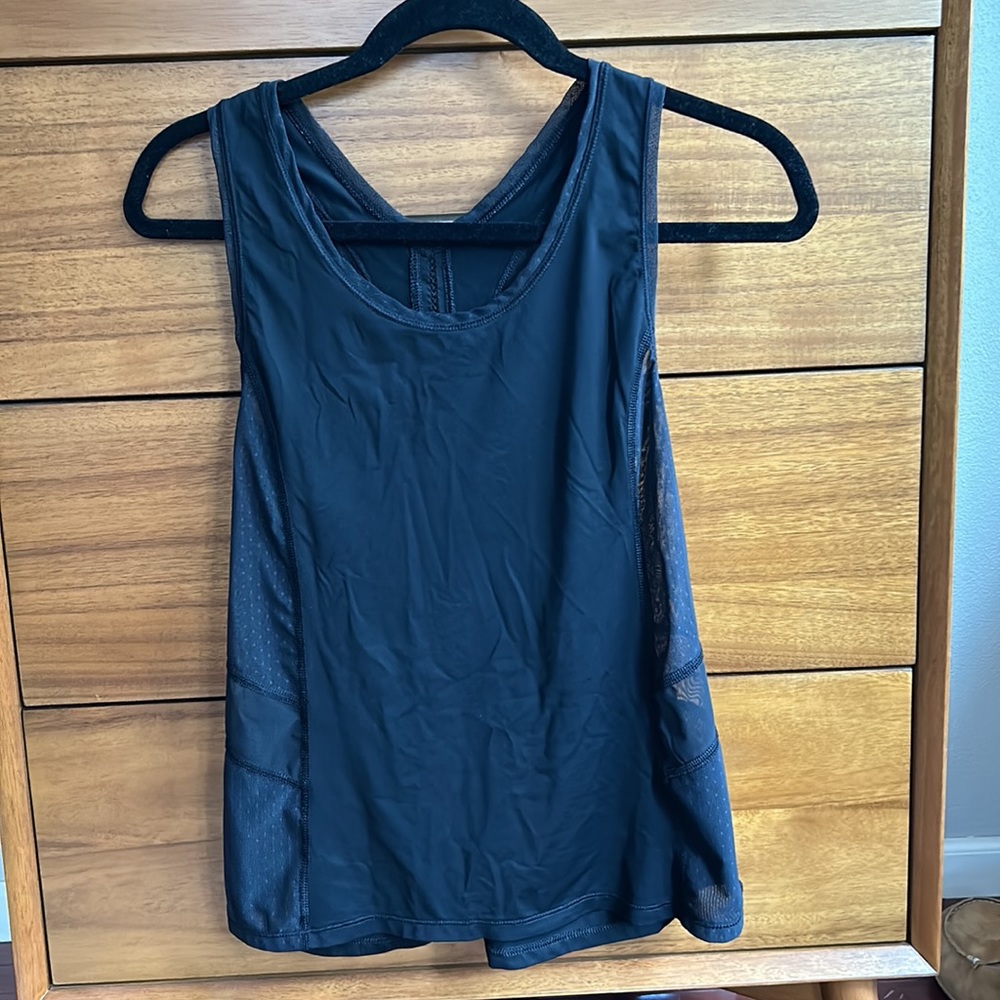 Lululemon tank Size 4 or 6